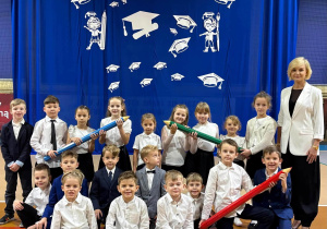 Pamiątkowe chwile po ślubowaniu – klasa 1b
