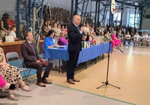 Przewodniczący Rady Rodziców przy mikrofonie