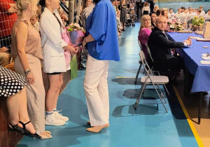 Dziewczynka wręcza kwiaty Pani dyrektor