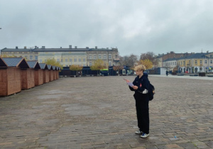 Olek wykonuje zadanie gry miejskiej -liczy drewniane domki na Placu Kościuszki