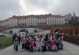 Uczniowie na wycieczce przy Zamku Królewskim