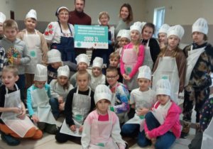 Przekazanie bonu pieniężnego dla Pań z KGW