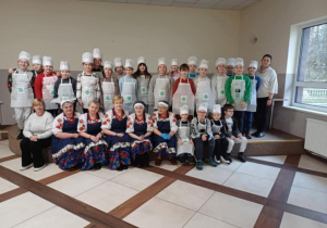 Wspólne zdjęcie pań z KGW z uczniami klasy 4c