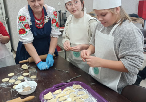 Dziewczynki lepią pierogi