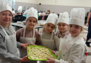 Dziewczynki z 2b prezentują swoje pierogi