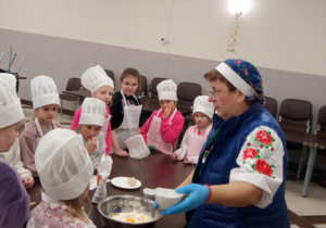 Objaśnienia pani z KGW jak robi się ciasto na pierogi