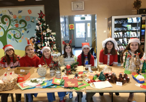 Grupa uczniów przygotowujących jarmark