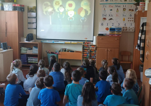 Uczniowie klasy drugiej oglądają tematyczny film edukacyjny