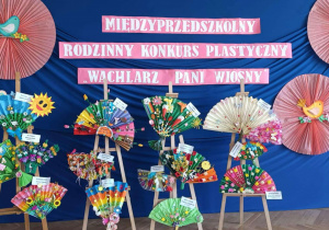 W sali gimnastycznej wystawa prac