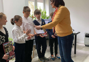 Pani dyrektor gratuluje i wręcza dyplomy