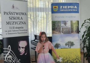 Uczennica klasy pierwszej podczas występu