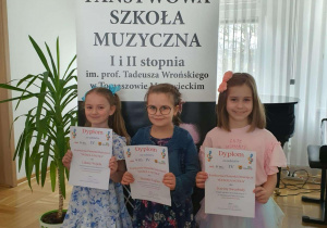 Uczestniczki konkursu z dyplomami