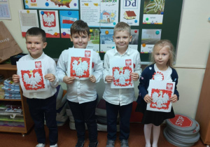 Dzieci z oddziału przedszkolnego prezentują pracę plastyczne