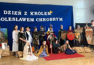 Uczniowie w strojach średniowiecznych