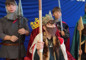 Uczeń w przebraniu króla Bolesława Chrobrego