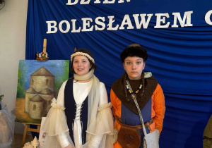 Dziewczynki prezentują stroje z epoki Bolesława Chrobrego