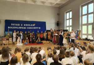 Uczniowie zebrani w sali gimnastycznej podczas uroczystości