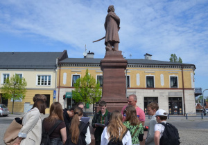Reprezentacja uczniów SP11 przy pomniku Tadeusza Kościuszki