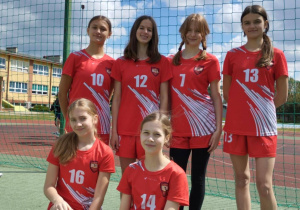 Reprezentacja dziewcząt w strojach sportowych