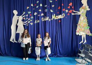 Nagrodzone uczennice na wspólnym zdjęciu