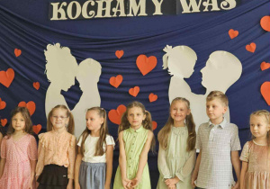 Dzieci podczas występu artystycznego