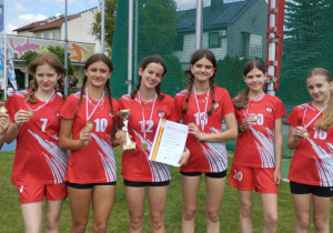 Reprezentacja dziewcząt z pucharem i medalami