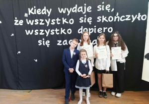 Uczniowie naszej szkoły na zdjęciu podczas rozdania nagród