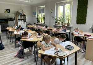 Uczniowie klas pierwszych w trakcie pisania konkursu ekologicznego