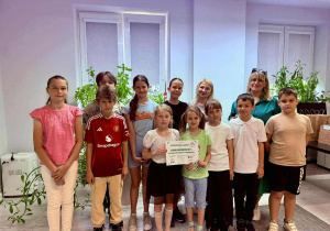 Nagrodzeni uczniowie w konkursach ekologicznych wraz z opiekunem panią Izabelą Chaber oraz panią wicedyrektor Eweliną Rybińską