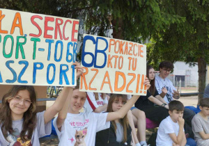 Kibice z banerami