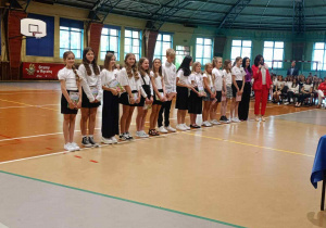 Uczniowie klasy 5b odbierają nagrody w hali sportowej