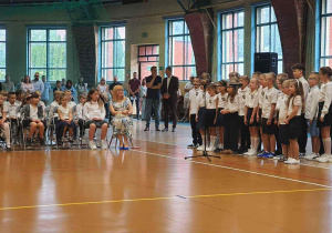 Uczniowie zgromadzeni w hali sportowej