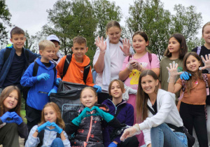 Uczniowie klasy 4b w rękawicach podczas akcji SPRZĄTANA ŚWIATA