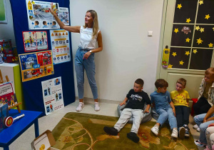 Dzieci podczas zajęć w bibliotece