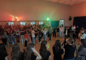 Wspólna zabawa w sali gimnastycznej