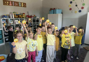 Dzieci z oddziału przedszkolnego w żółtych strojach pozują do zdjęcia
