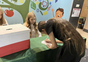 Uczennica oddaje głos