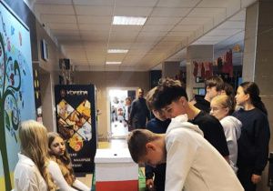 Uczniowie zgromadzeni przy urnie do głosowania