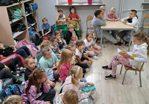 Ogólnopolski Dzień Głośnego Czytania - uczniowie podczas czytania w świetlicy szkolnej