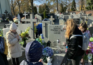 Uczniowie przy pomniku zmarłego nauczyciela