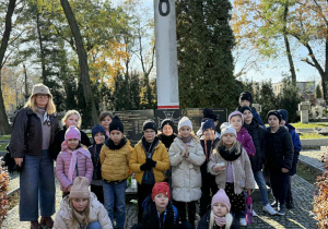 Klasa 1a przy pomniku upamiętniającym zbrodnię katyńską