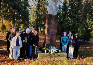 Uczniowie klasy 6a przy pomniku dr Jana Rode