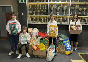 Uczniowie z paczkami przygotowanymi dla schroniska