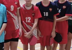 Reprezentacja chłopców i dziewcząt podczas wręczenia medali