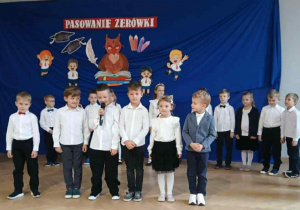 Występ artystyczny w sali gimnastycznej