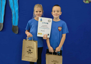 Reprezentacja drugoklasistów z dyplomem i nagrodami