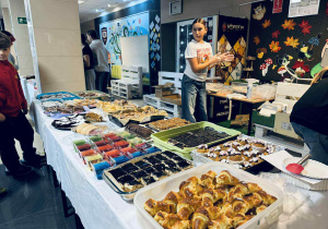 Kiermasz ciast w holu szkoły