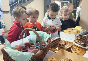 Uczniowie kupują ciasta