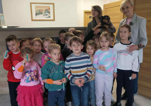 Grupa dzieci w centrum weterynaryjnym