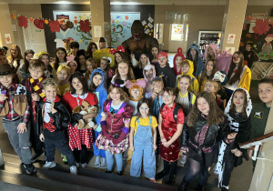 Zdjęcie grupowe dzieci w kostiumach bajkowych